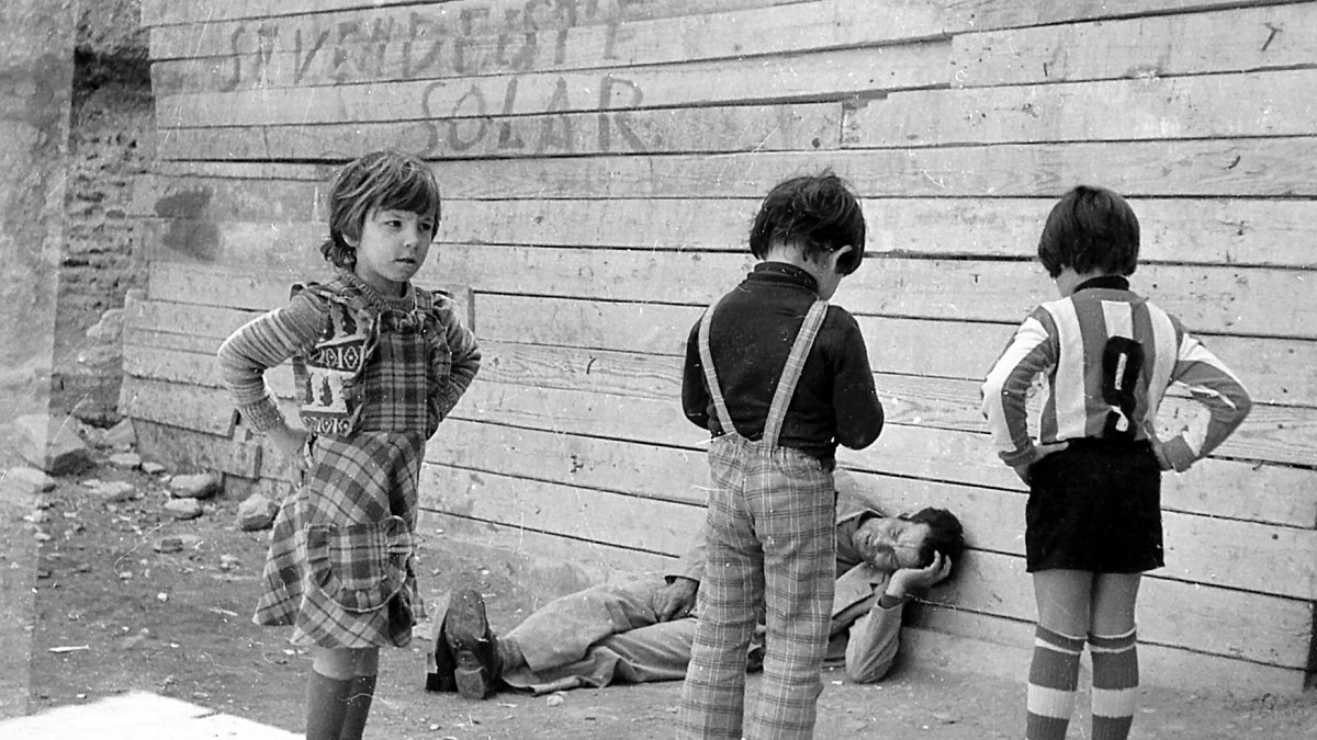 Un hombre en estado ebrio, tirado en el suelo.