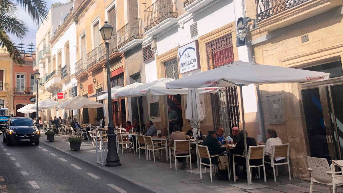 Imagen de archivo del centro de la ciudad con presencia de almerienses y visitantes disfrutando de las terrazas de los establecimientos hosteleros.