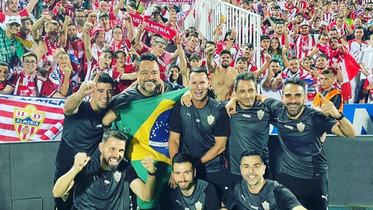 El cuerpo médico del Almería celebrando el ascenso en Butarque.
