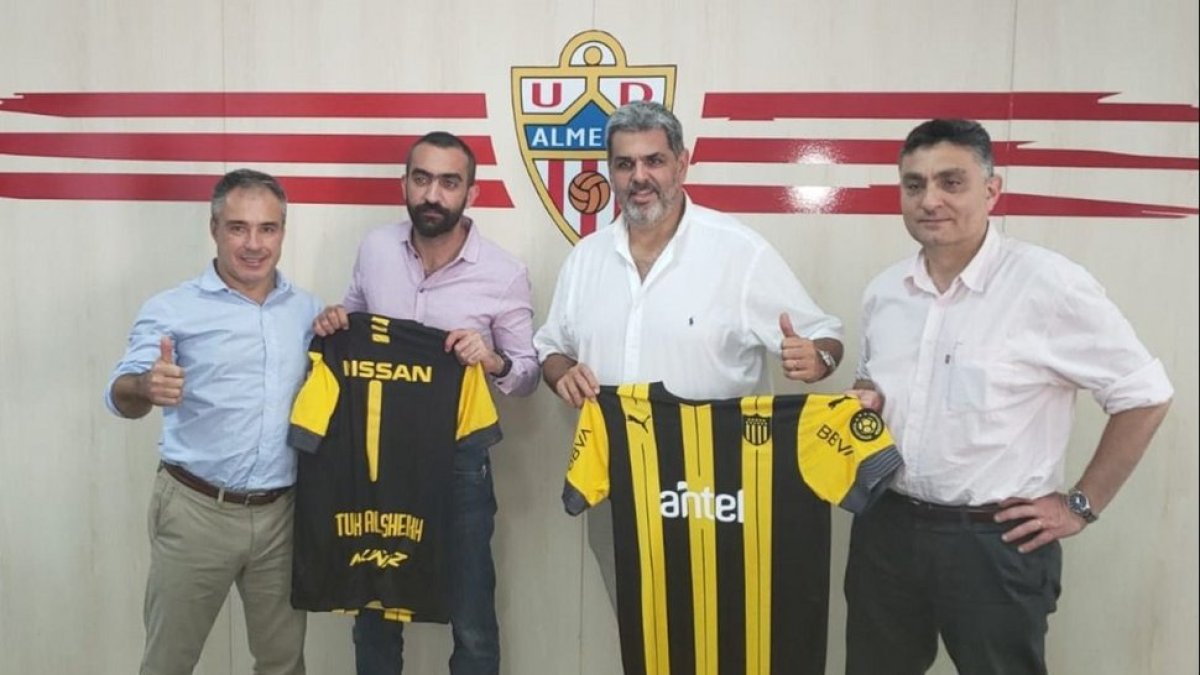 Representantes de Peñarol tras cerrar el acuerdo con el Almería en verano de 2019.