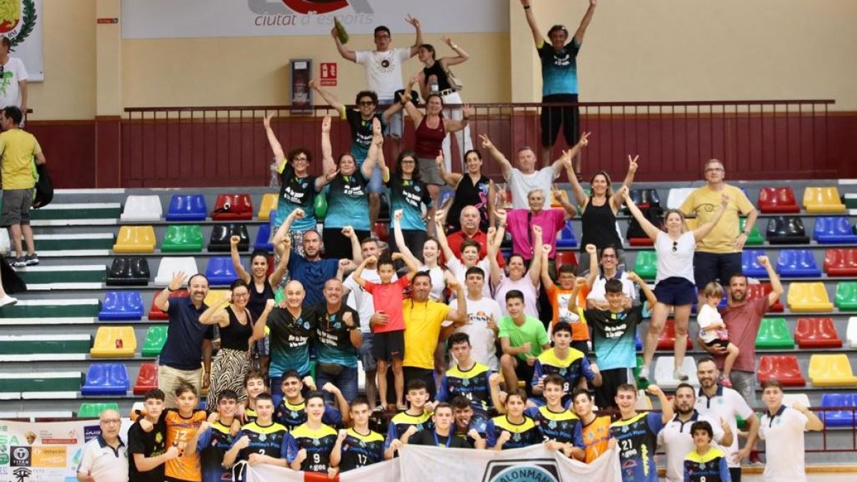 Los almerienses celebrando la cuarta plaza de España.
