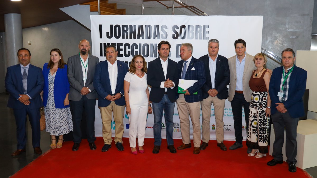 El alcalde de El Ejido junto a responsables de Distrito Poniente y ponentes.