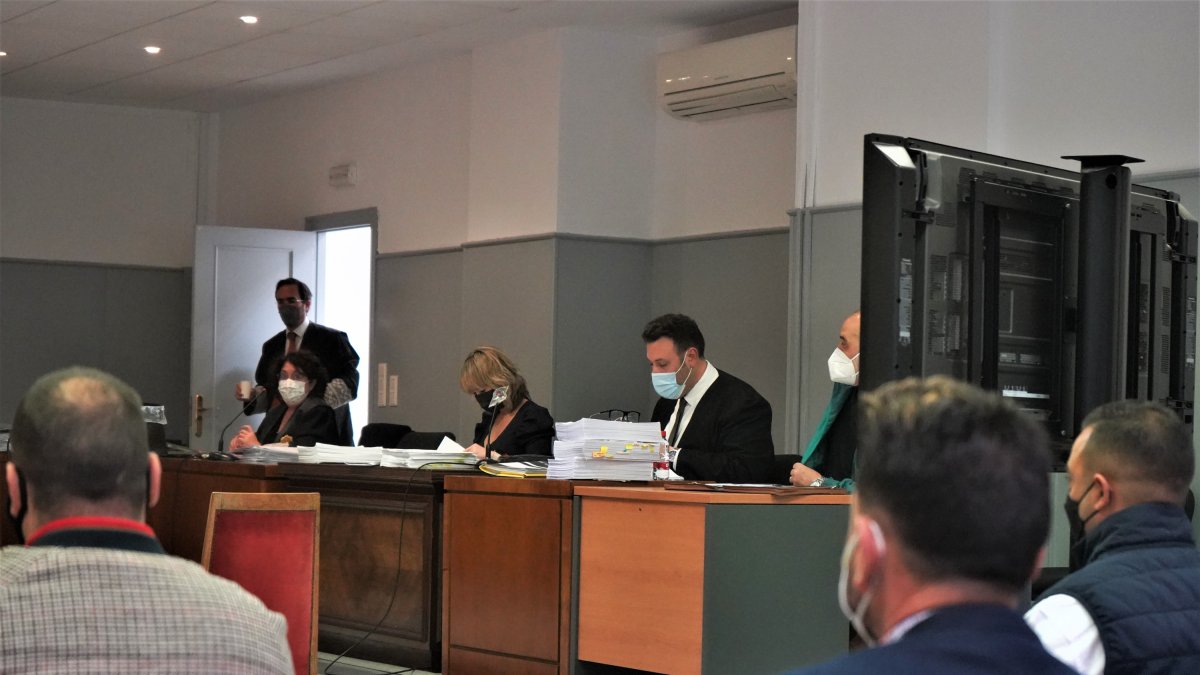 Acusados y letrados de la defensa en la sala