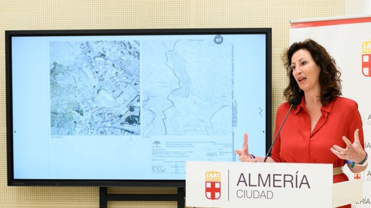 La concejal explica el proyecto de urbanización.