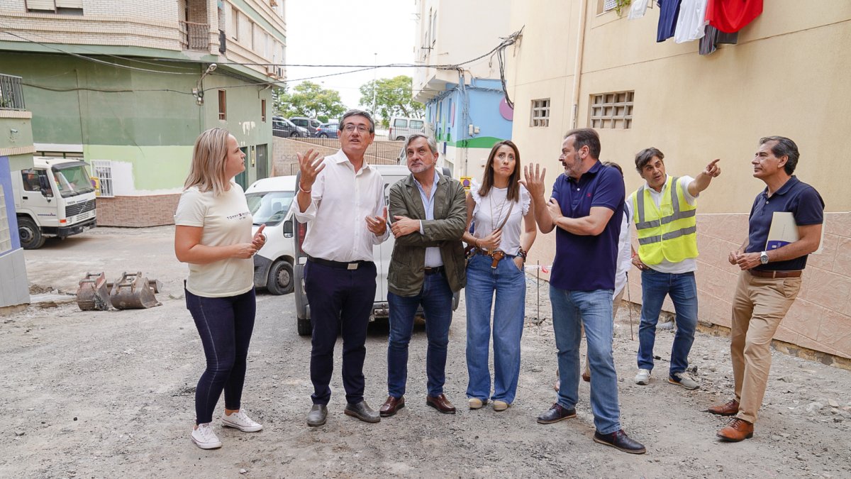 Representantes del Ayuntamiento y la Diputación visitando las obras.