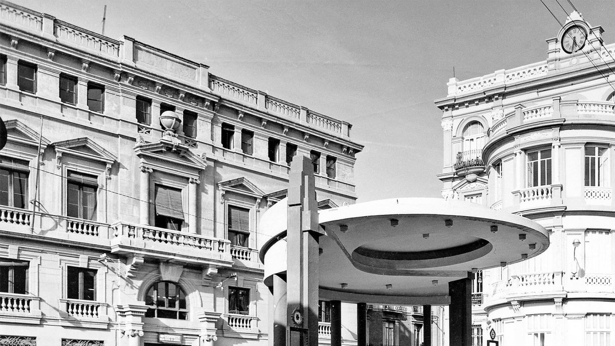 En abril de 1965 la parada de taxis que existía en la calle del Conde Ofalia.