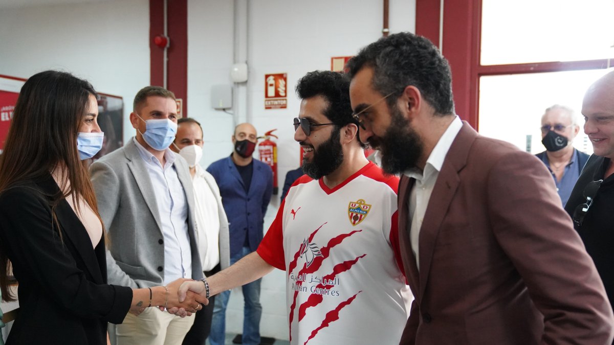 Turki saludando a los empleados del UD Almería.
