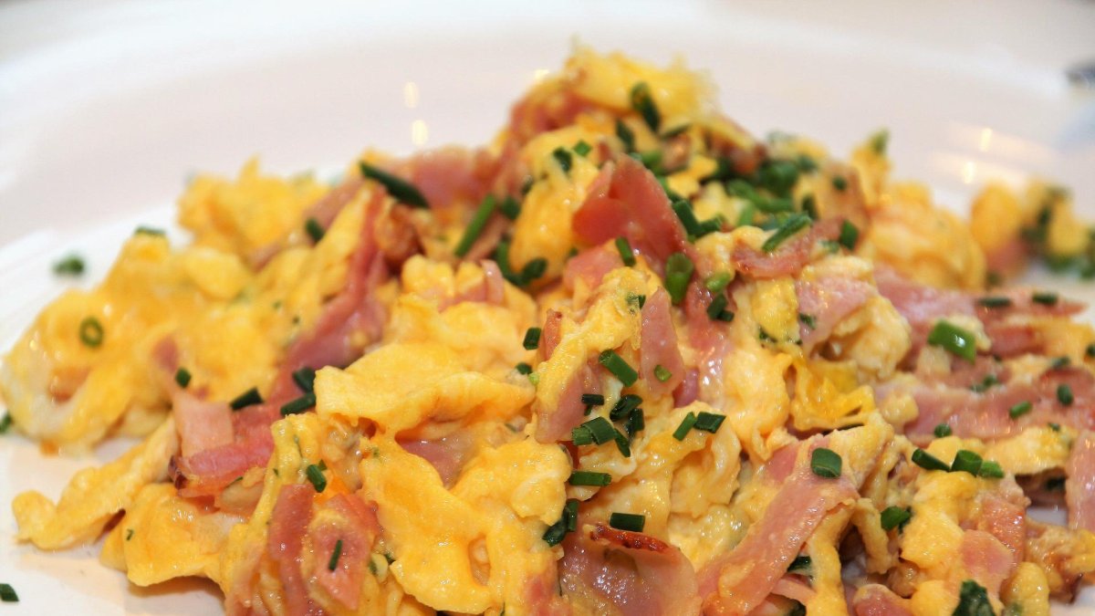 Huevos revueltos con jamón.