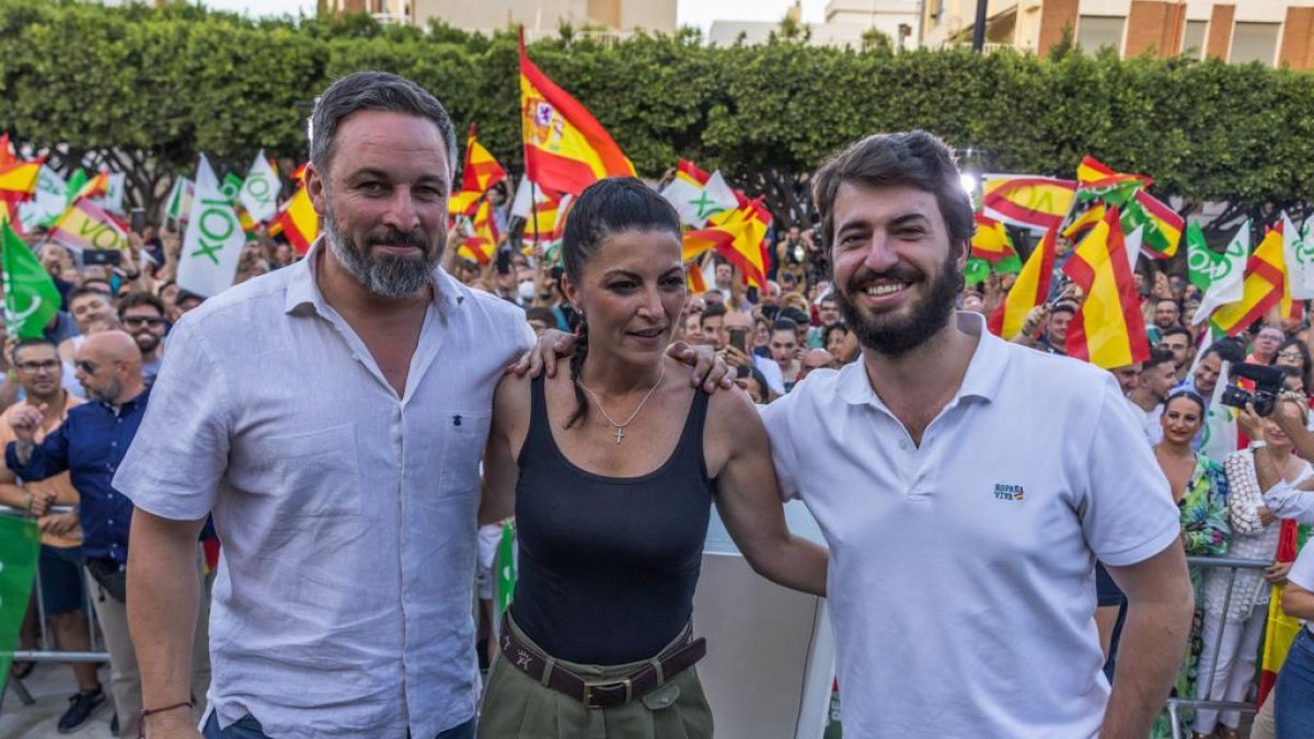 Santigo Abascal, Macarena Olona y Juan García-Gallardo, este martes en la Plaza de las Flores en El Ejido