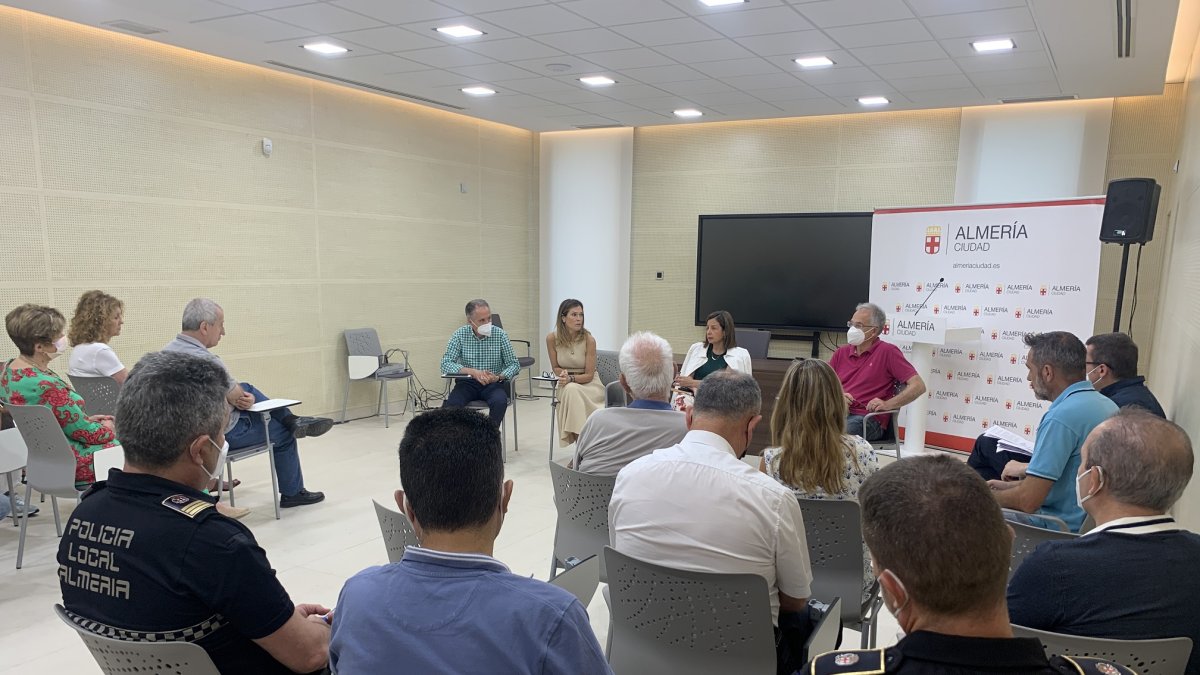 Reunión con los vecinos y comerciantes de Nueva Andalucía