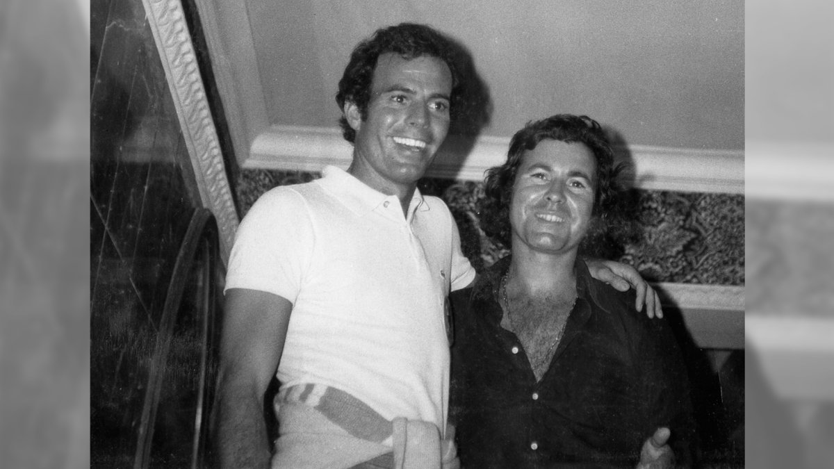 El empresario de la noche, Pepe Bernúdez, dueño de la discoteca Play Boy, podía presumir de un pecho bien poblado. En la foto con con Julio Iglesias.