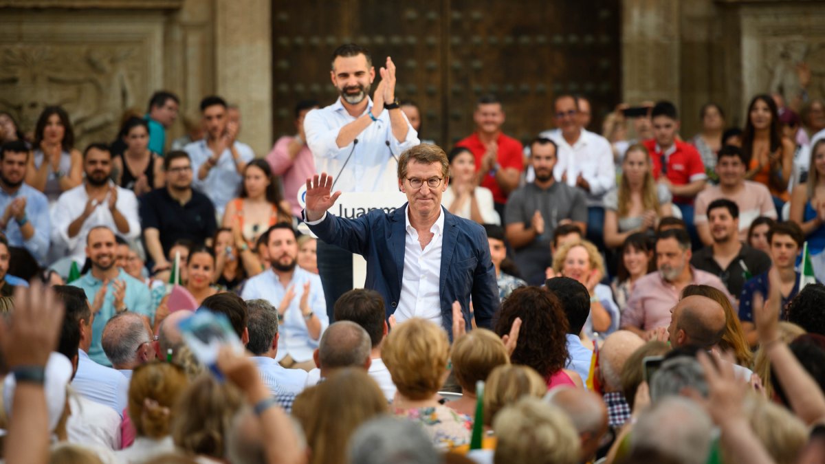 Alberto Núñez Feijóo, aclamado este miércoles en el mitin central del PP en Almería en la campaña del 19J.