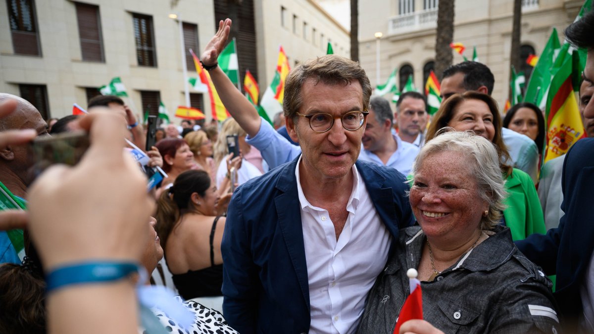 Alberto Núñez Feijóo, presidente del PP, con una simpatizante en la Catedral de Almería.