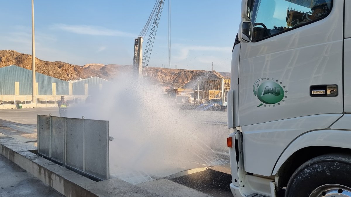 Uno de los lava-ruedas del Puerto de Almería.