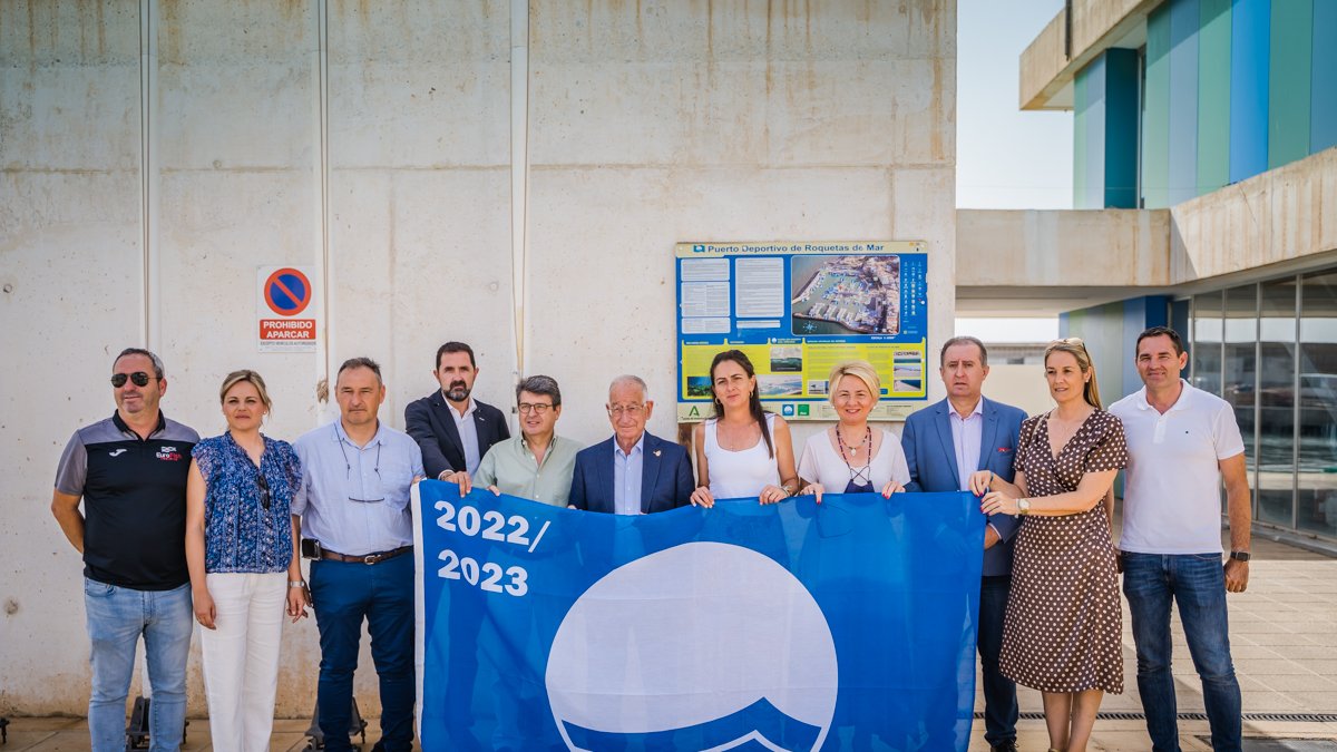 Autoridades de Ayuntamiento, Junta y el puerto antes del izado de la bandera.