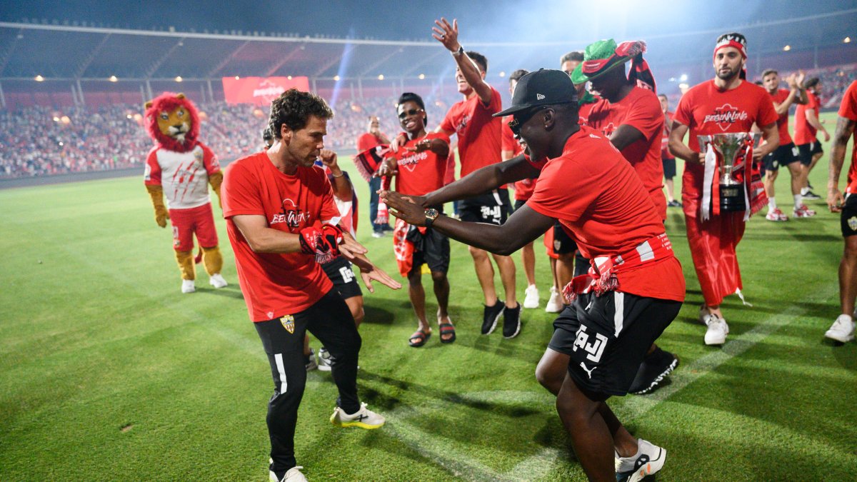 Rubi y Appiah bailando en la fiesta del ascenso del conjunto rojiblanco.