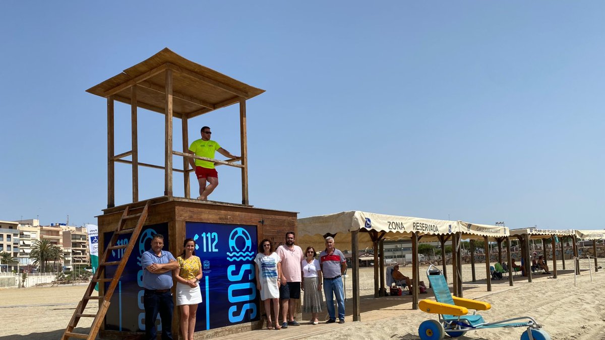 Autoridades municipales en la playa de Garrucha.