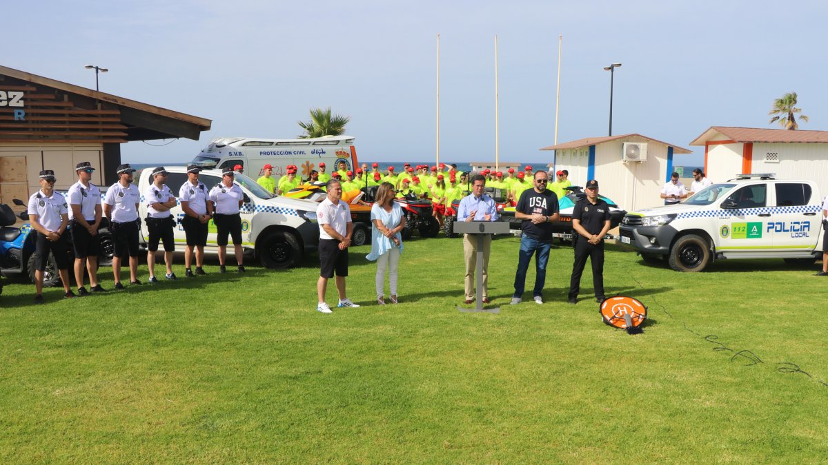 El alcalde, Francisco Góngora, presentando el dispositivo de playas de El Ejido en Almerimar.