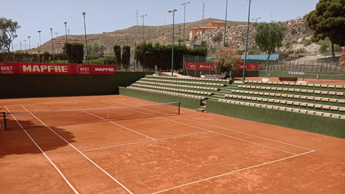 La pista central del Club de Tenis Almería.