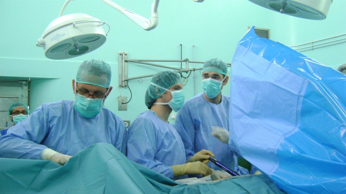 Imagen de archivo de sanitarios durante una operación.