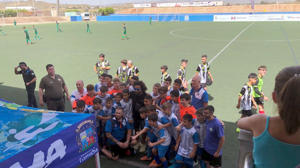 Marcelo en el campo de Garrucha, rodeado de jugadores de la cantera.
