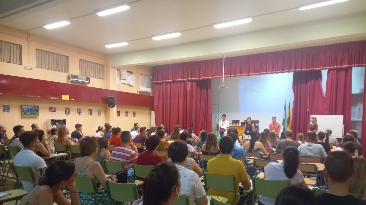 Opositores al Cuerpo de Maestros, ayer en una de las sedes de Almería.