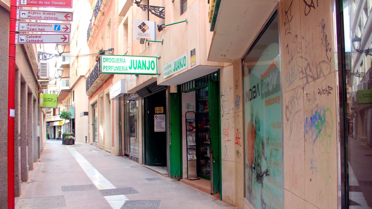 En la calle Azara, entre la calle de las Tiendas y la Plaza de Flores, sobrevive la droguería de Juanjo.