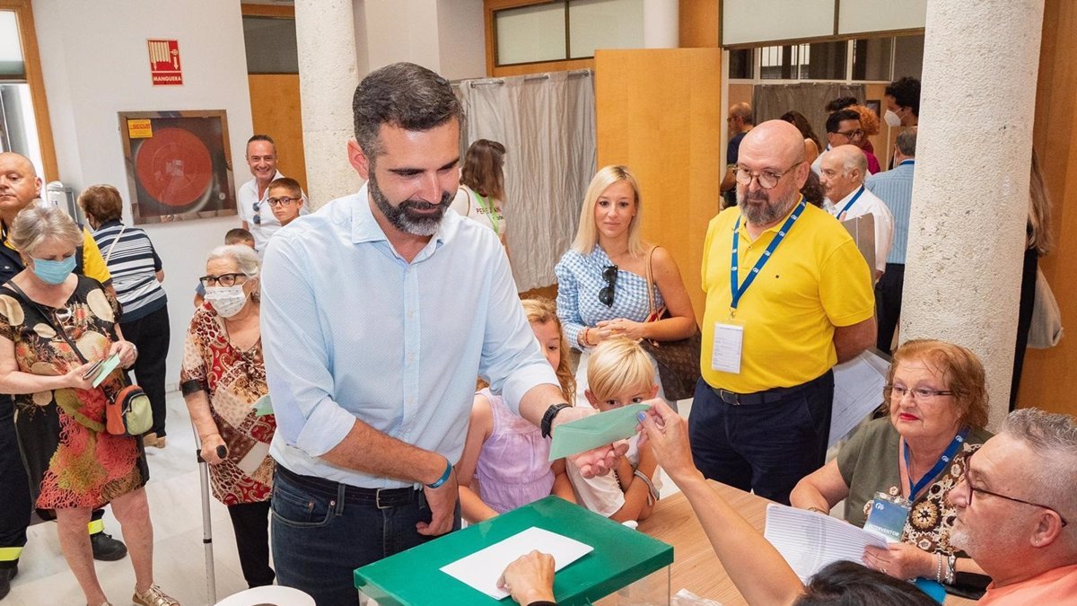 Fernández-Pacheco ha acudido a votar al Palacio de los Marqueses de Cabra.