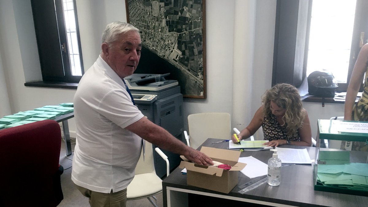El interventor Angel, en el Palacio de los Marqueses de Cabra, abriendo su almuerzo.