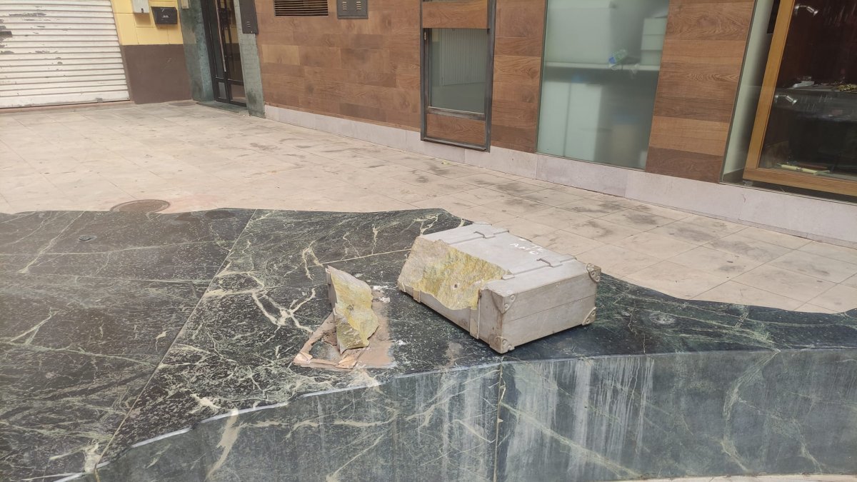 El emigrante de la Plaza Calderón ya no tiene ni siquiera maleta.