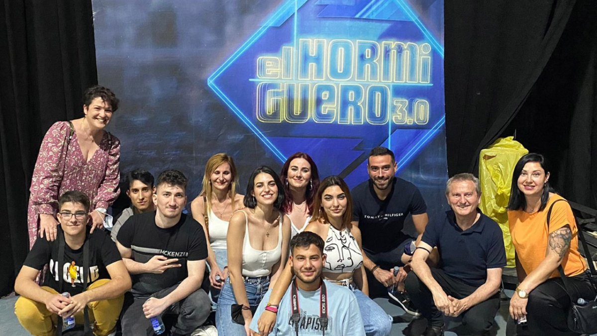 Alumnado de la EISO y Luis Serrano, director de la escuela, en el plató de El Hormiguero.