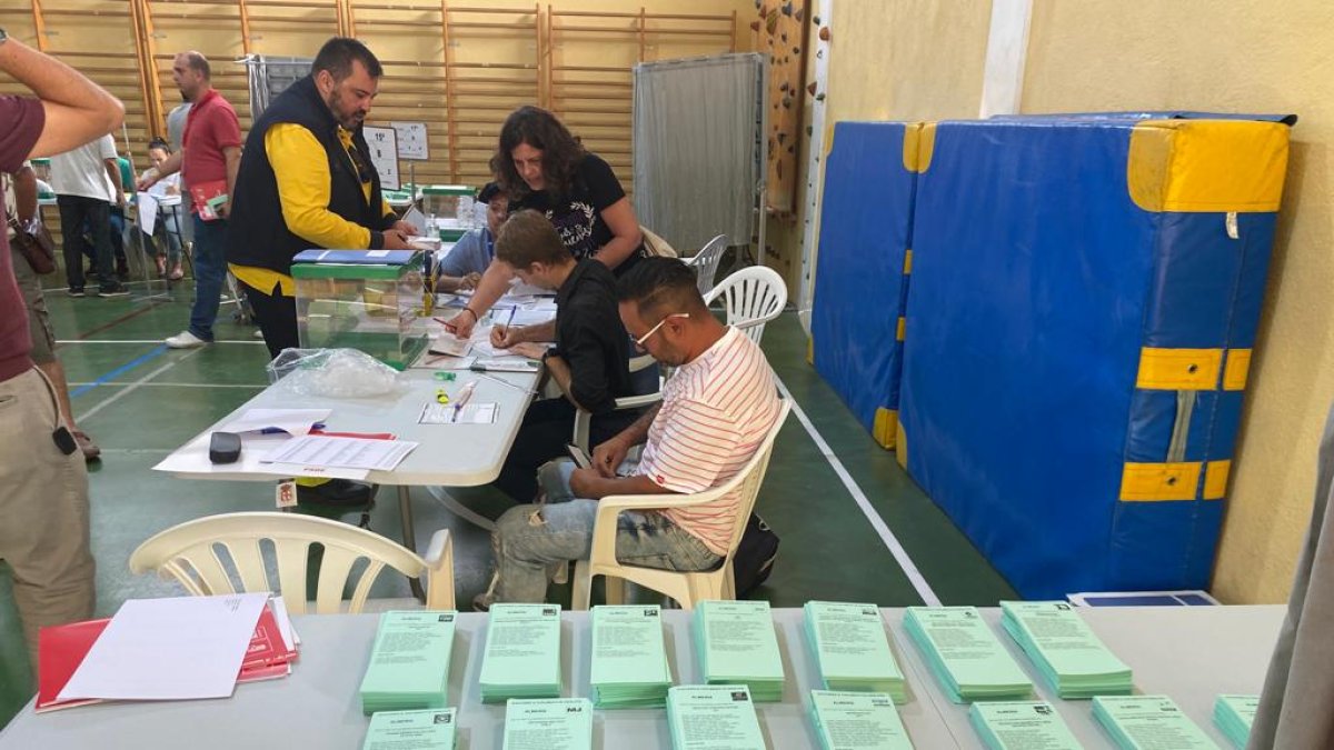 Votación en un colegio electoral de Almería este 19J.