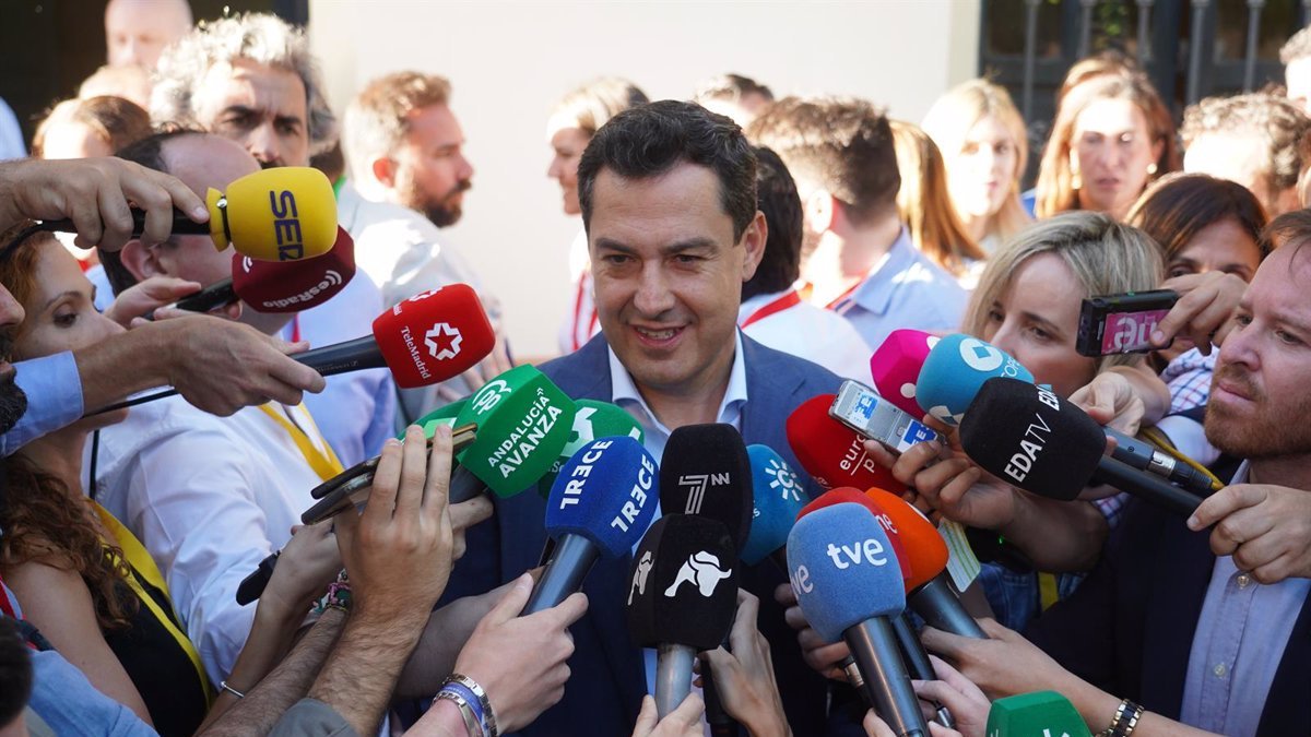 Juanma Moreno atiende a los medios de comunicación.