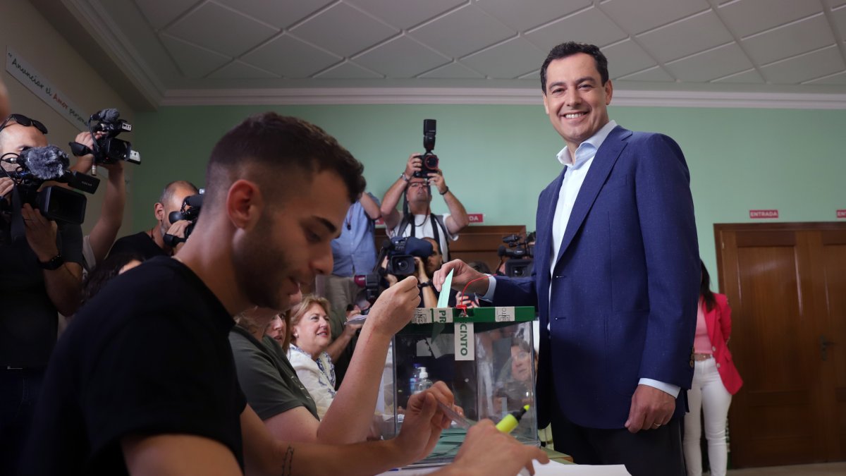 Juanma Moreno, este domingo votando en su colegio electoral