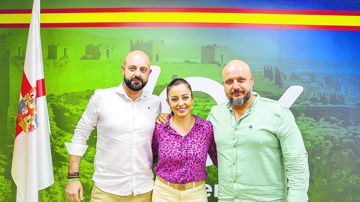 Los tres representantes de Vox en el
antiguo Hospital de las Cinco Llagas