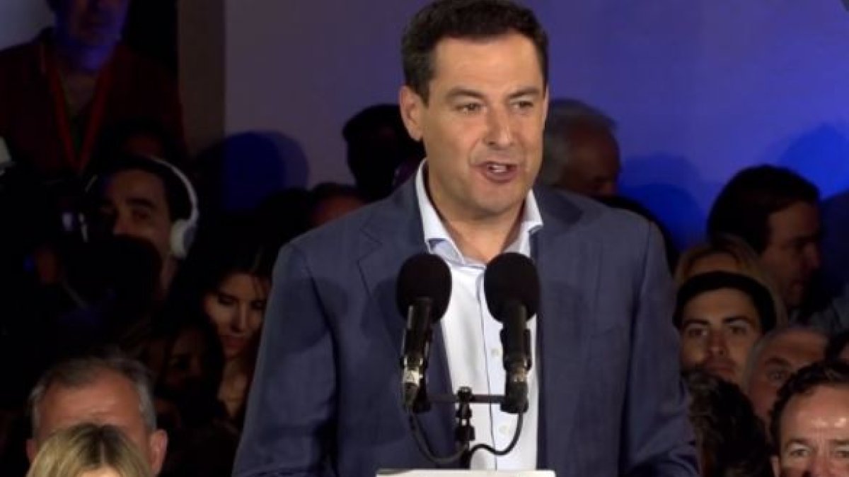 Juanma Moreno, durante la celebración de la victoria.