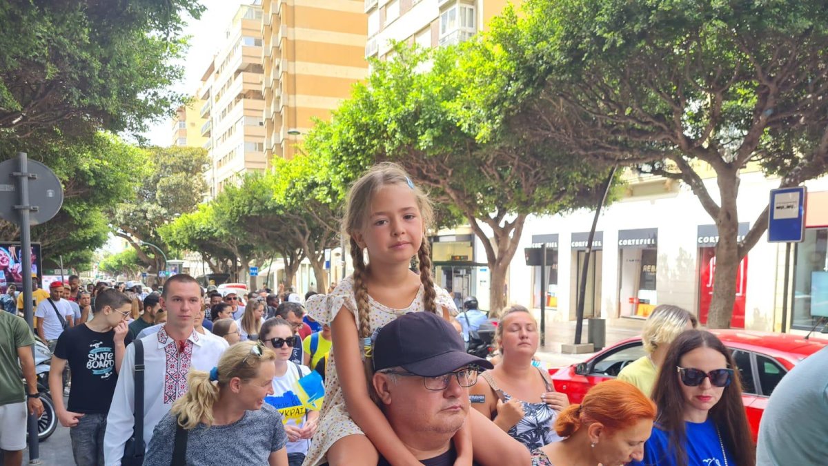 Niña y padre ucranianos en la marcha.
