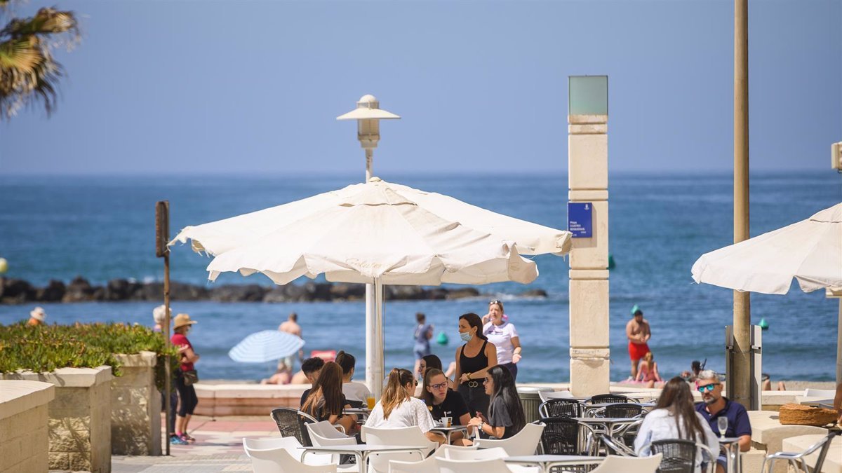 Terraza de un bar del Paseo Marítimo de la capital.