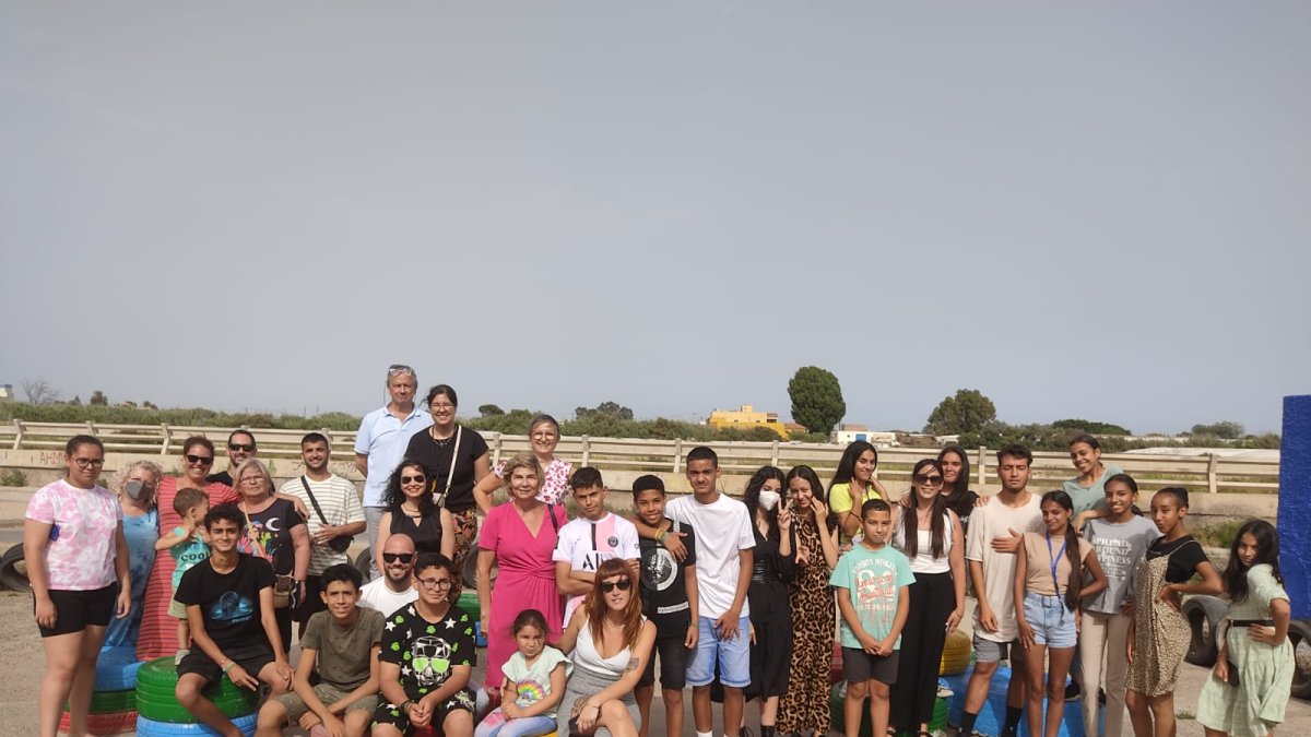 Jóvenes en la inauguración de la Escuela Infantil La Alcazaba.