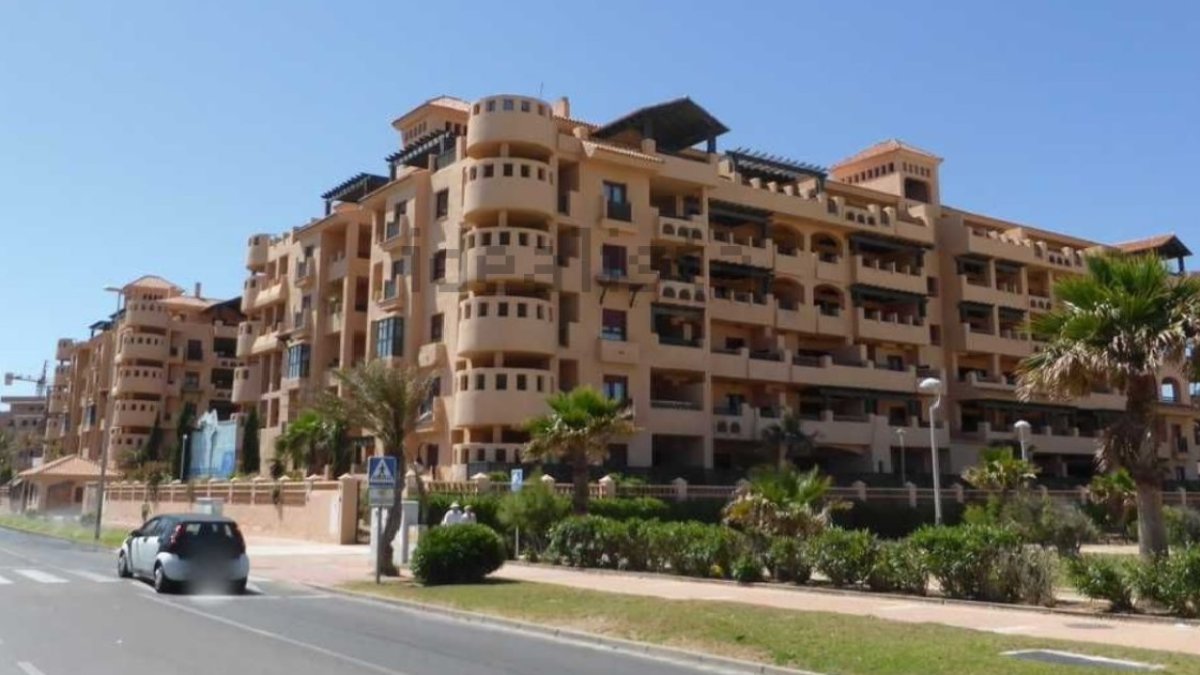 Edificio con 82 apartamentos a la venta en la Avenida de Almerimar.