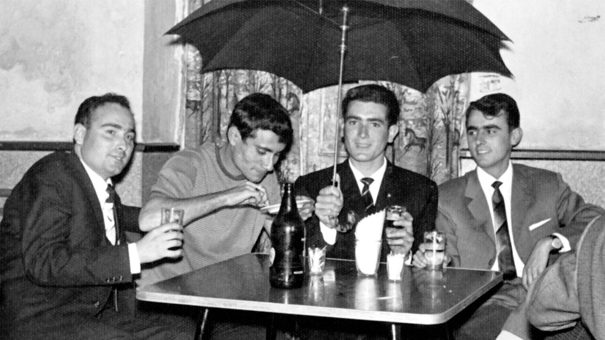 Cuatro amigos con un litro de cerveza en el Bar Sevilla.