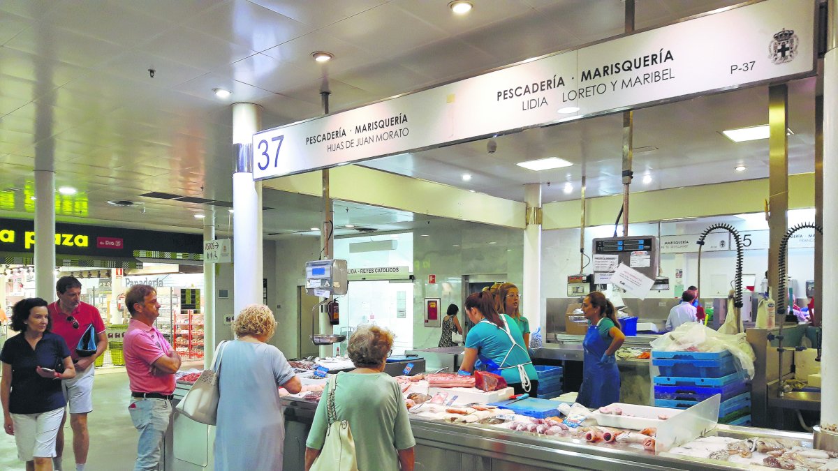 Los establecimientos del Mercado Central se preparan para atender la demanda de los almerienses de cara la celebración de la noche de San Juan.
