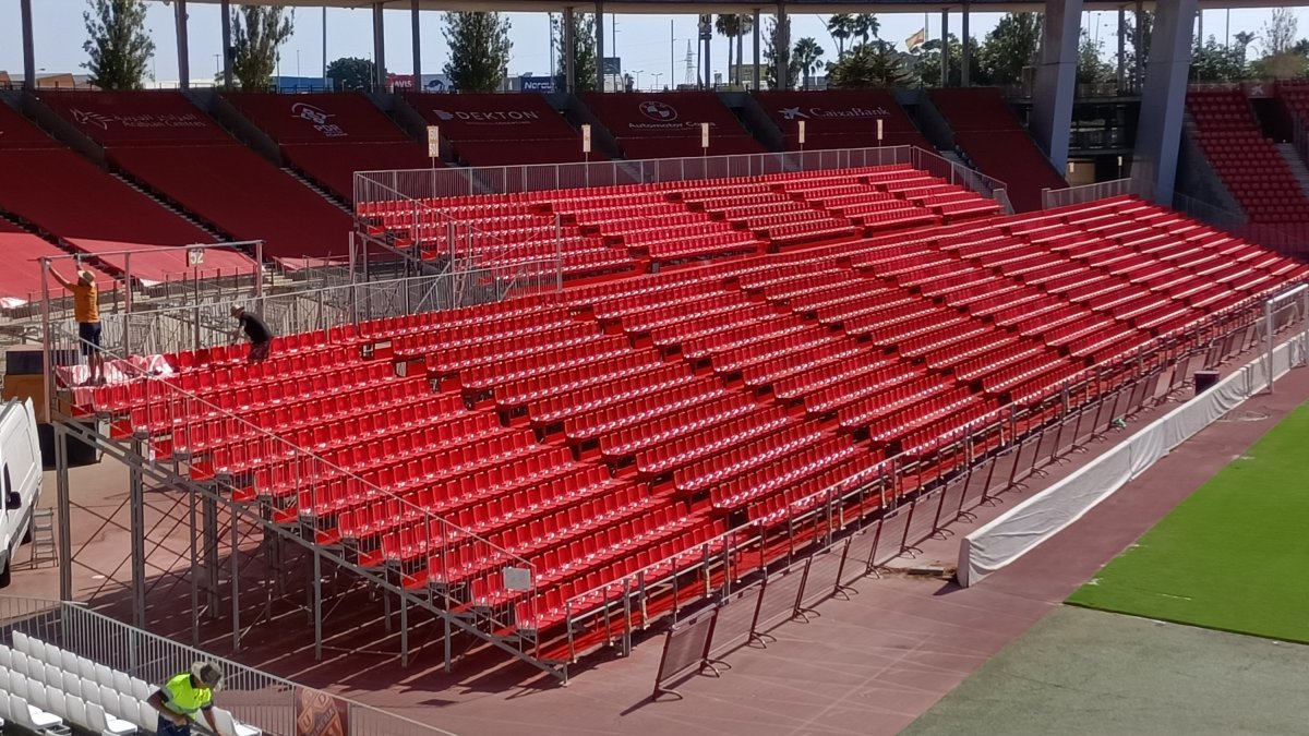 Los fondos pegados al césped no se quitarán hasta la Fase 2.