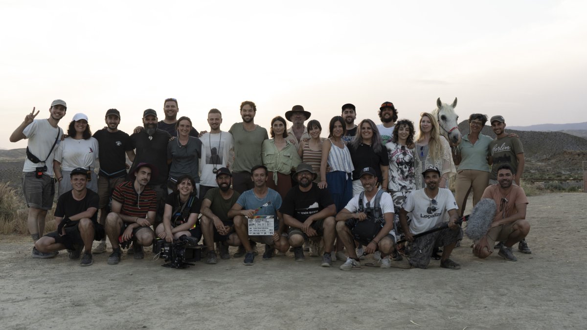 El equipo técnico y artístico de ‘Amanece’ con los responsables de Malcamino’s, en Tabernas. Foto: Raúl Villaverde