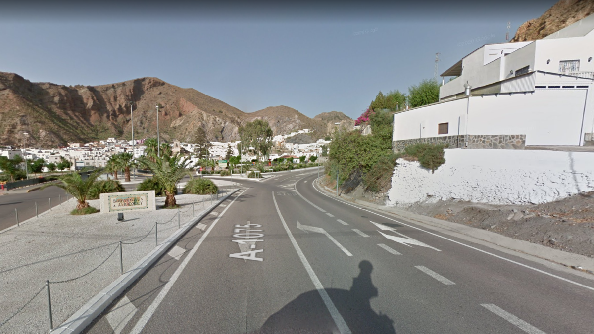 La carretera A-1075 a su paso por Alboloduy.