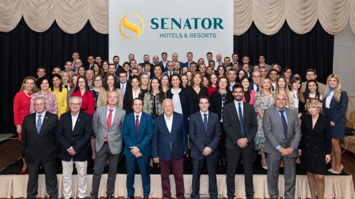 Rossell con sus hijos y con su equipo directivo en el 50 aniversario del grupo hotelero.