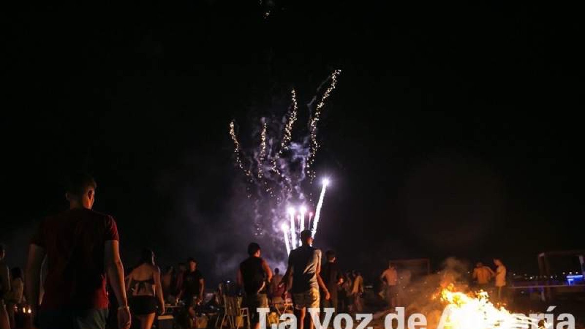 Los bomberos aconsejan tener en cuenta las condiciones climatológicas para encender las hogueras.