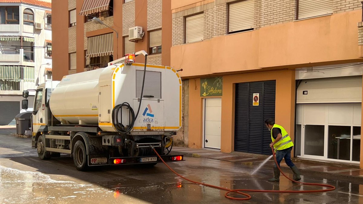 Baldeo realizado en una de las calles de Adra.