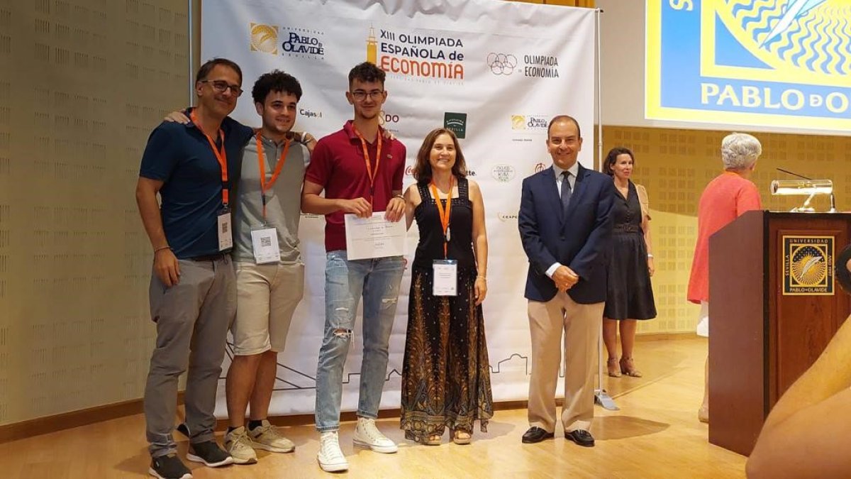 El profesor, los alumnos y miembros de la organización.