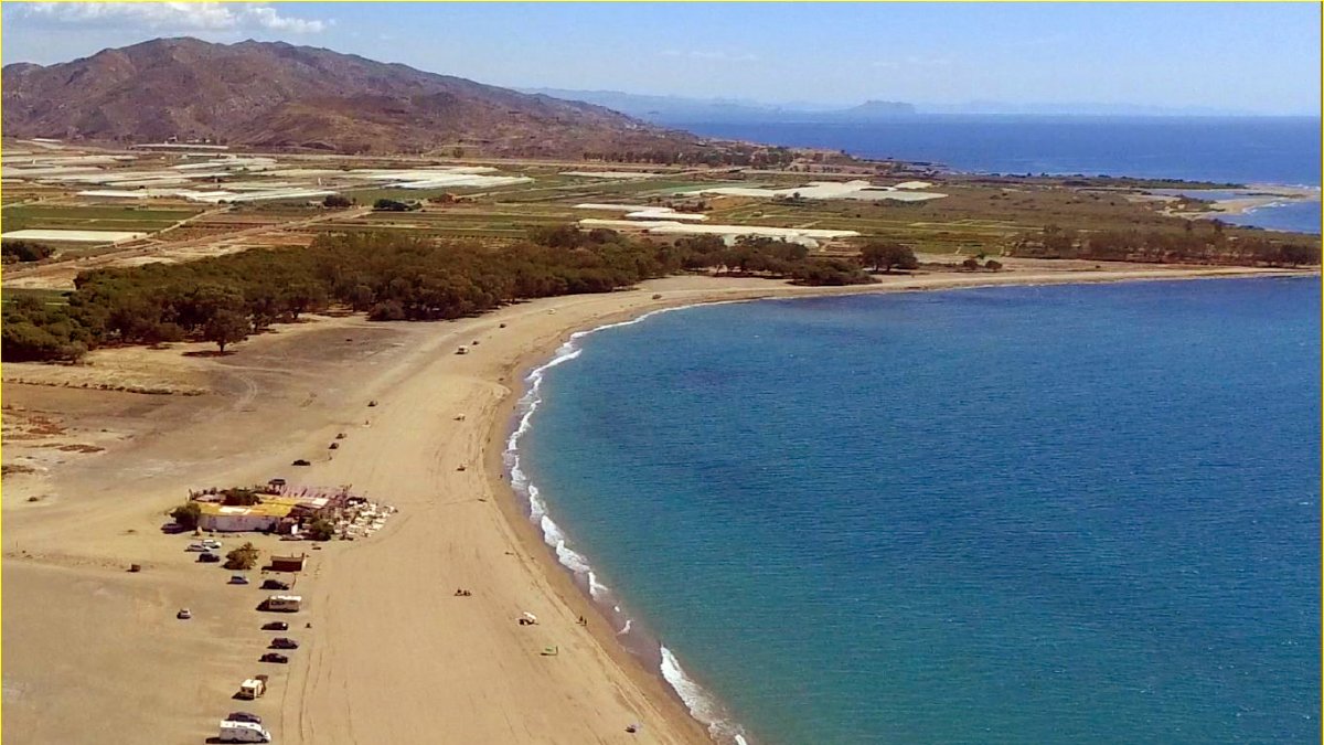 La playa de Quitapellejos, en Palomares, ha sido regenerada con dos espigones.